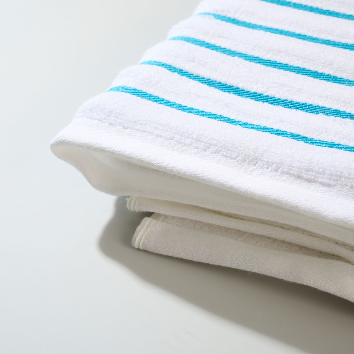 03 12 0037 Toalha de Praia Breton Stripes Me Branco Turquesa 002.jpg